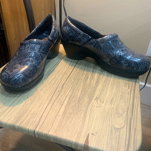 Nurse Mates BRYAR Pillow Top Clogs Black Dark Grey Paisley
Patent Size 10 Wide - Picture 10 of 16